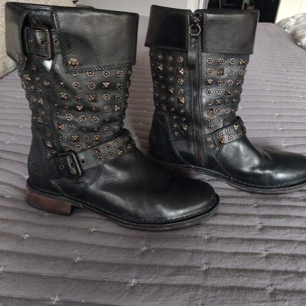 Ladies Ugg Boot - image 1